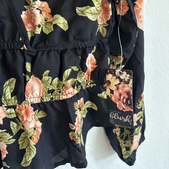 💥PRICE ⬇️ HINT OF BLUSH • Women’s Black Floral Top • sz Med • - Picture 2 of 10
